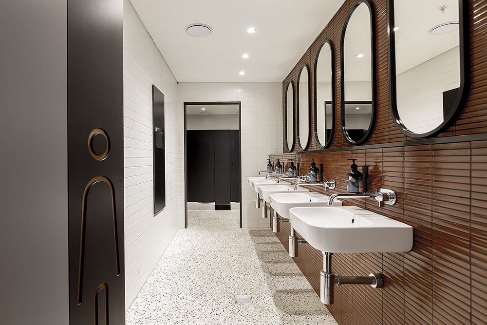 Ultimo-44-bay_bathroom_1000px_w